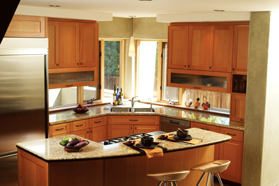 
A tiger skin granite counter wraps around the Barretts’ kitchen, made complete with Berkower cabinetry (www.berkower. net/cabinets).
